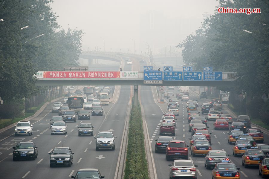 Dense smog enshrouds the Chinese capital of Beijing again on Thursday morning, lowering the visibility to less than 200 meters on the 3rd Ring Rd. [Chen Boyuan / China.org.cn]