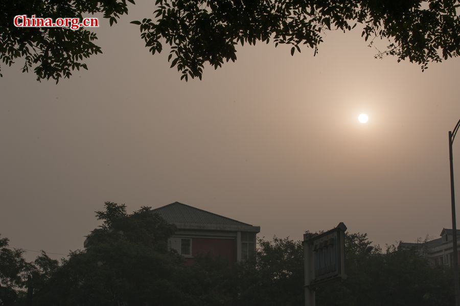 Dense smog enshrouds the Chinese capital of Beijing again on Thursday morning, lowering the visibility to less than 200 meters. [Chen Boyuan / China.org.cn]