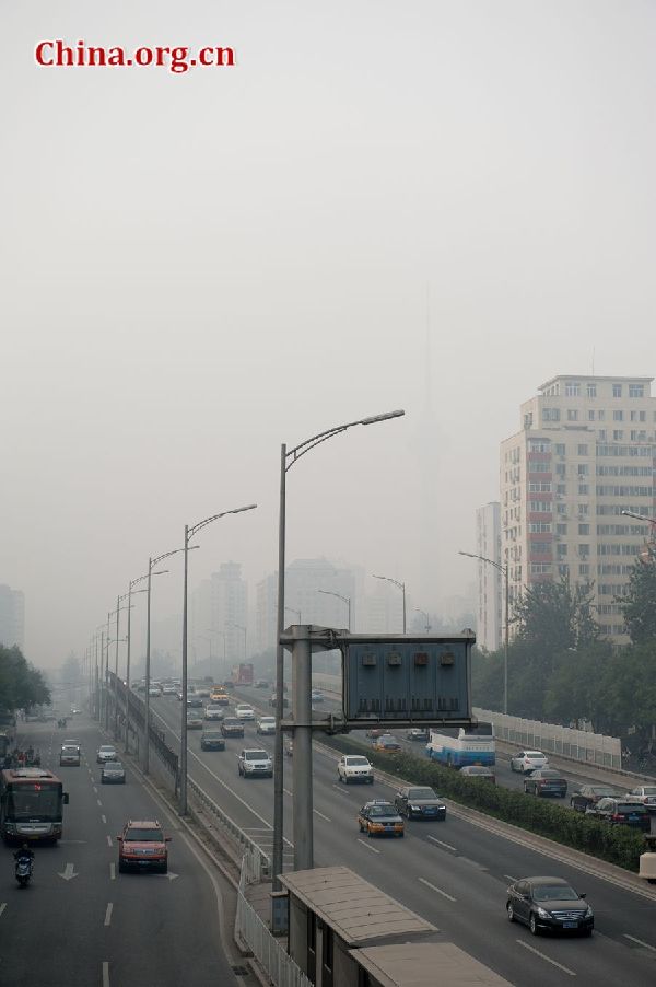 Dense smog enshrouds the Chinese capital of Beijing again on Thursday morning, lowering the visibility to less than 200 meters on the 3rd Ring Rd. The China Centra Television (CCTV) Tower is barely visible in the thick smog. [Chen Boyuan / China.org.cn]