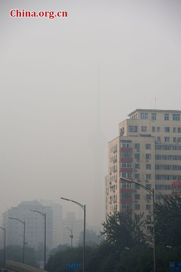 Dense smog enshrouds the Chinese capital of Beijing again on Thursday morning, lowering the visibility to less than 200 meters on the 3rd Ring Rd. The China Centra Television (CCTV) Tower is barely visible in the thick smog. [Chen Boyuan / China.org.cn]