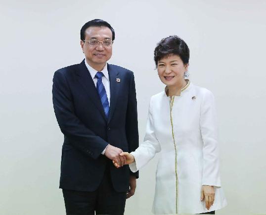 Chinese Premier Li Keqiang (L) meets with South Korean President Park Geun-hye in Bandar Seri Begawan, Brunei, Oct. 10, 2013. [Liu Weibing/Xinhua] 