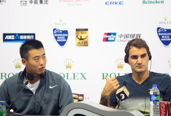  Federer and Zhang Ze at the press conference.