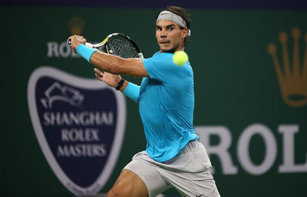  Nadal returned a shot to Wawrinka in the quarter-finals of Shanghai Masters.