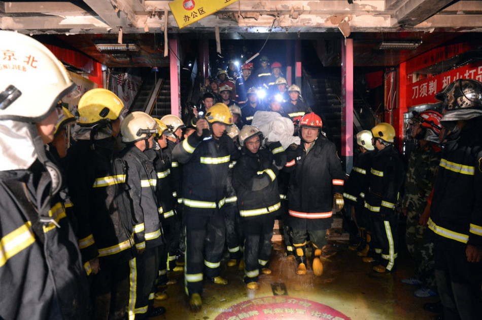 Farewell to firefighters killed in mall blaze. Firefighters Liu Hongkun and Liu Hongkui were killed while putting out a fire in a market in Shijingshan District of Beijing on Friday.[Sina.com.cn]