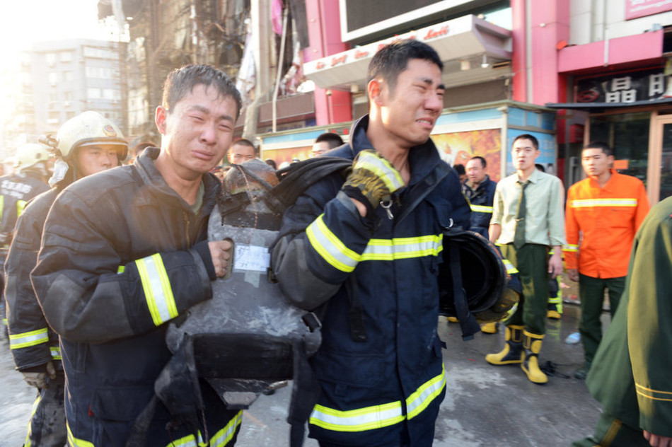 Farewell to firefighters killed in mall blaze. Firefighters Liu Hongkun and Liu Hongkui were killed while putting out a fire in a market in Shijingshan District of Beijing on Friday.[Sina.com.cn]