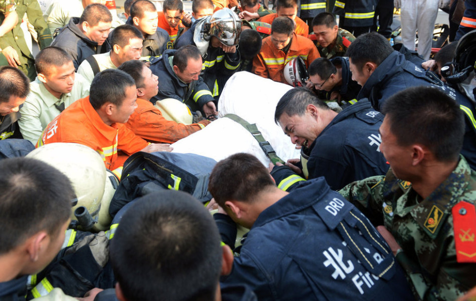 Farewell to firefighters killed in mall blaze. Firefighters Liu Hongkun and Liu Hongkui were killed while putting out a fire in a market in Shijingshan District of Beijing on Friday.[Sina.com.cn]