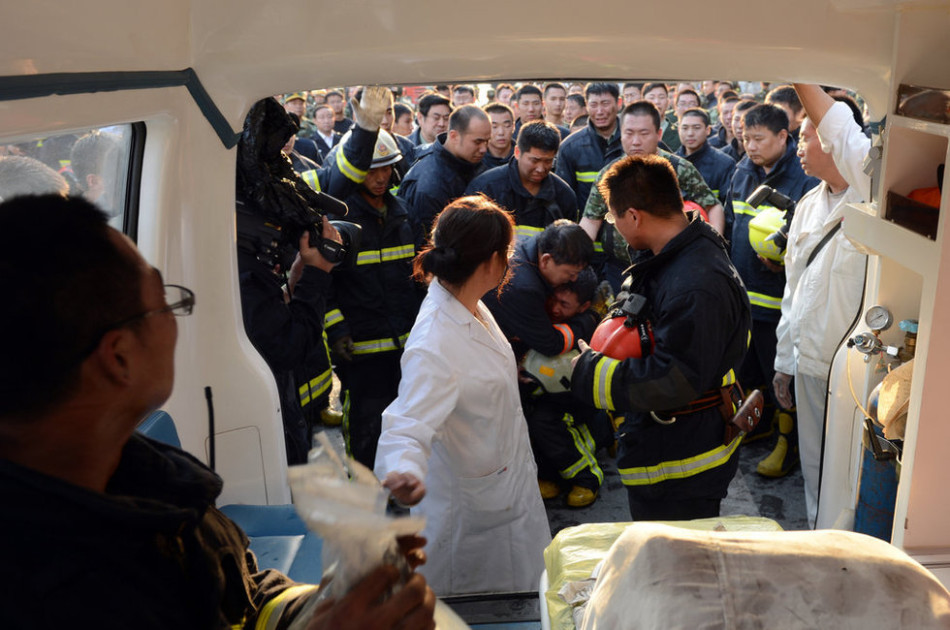 Farewell to firefighters killed in mall blaze. Firefighters Liu Hongkun and Liu Hongkui were killed while putting out a fire in a market in Shijingshan District of Beijing on Friday.[Sina.com.cn]