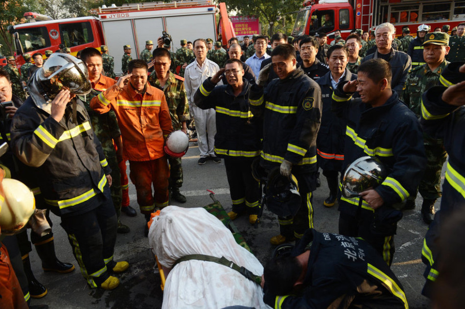 Farewell to firefighters killed in mall blaze. Firefighters Liu Hongkun and Liu Hongkui were killed while putting out a fire in a market in Shijingshan District of Beijing on Friday.[Sina.com.cn]