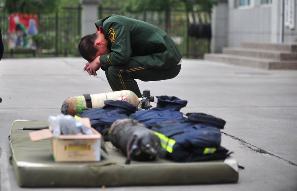 Farewell to firefighters killed in mall blaze. Firefighters Liu Hongkun and Liu Hongkui were killed while putting out a fire in a market in Shijingshan District of Beijing on Friday.[Sina.com.cn]