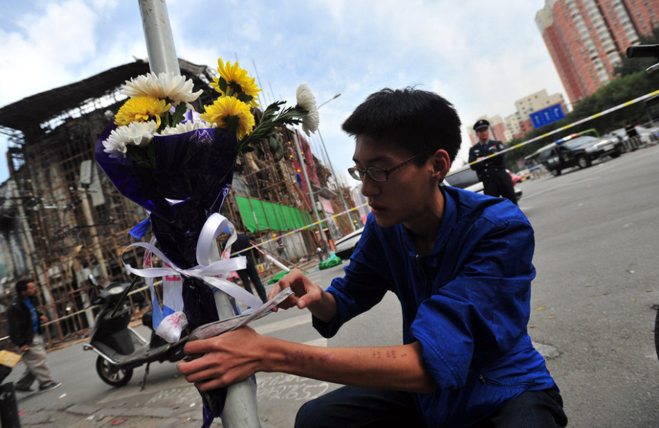 Farewell to firefighters killed in mall blaze. Firefighters Liu Hongkun and Liu Hongkui were killed while putting out a fire in a market in Shijingshan District of Beijing on Friday.[Sina.com.cn] 