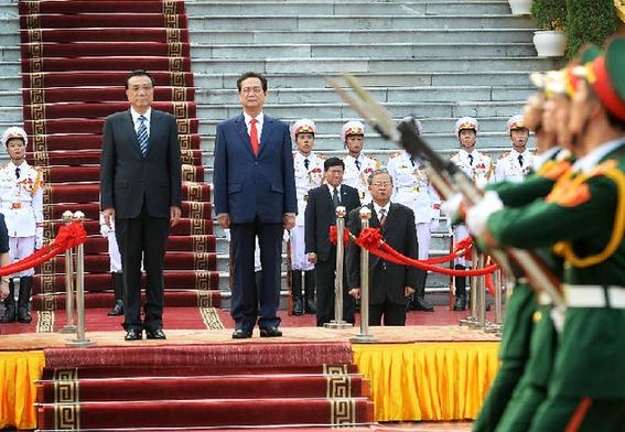 Visiting Chinese Premier Li Keqiang (L) attends the welcoming ceremony hosted by his Vietnamese counterpart Nguyen Tan Dung prior to their talks in Hanoi, Vietnam, Oct. 13, 2013. Li held talks with Nguyen Tan Dung in Hanoi on Sunday. [Liu Jiansheng/Xinhua]
