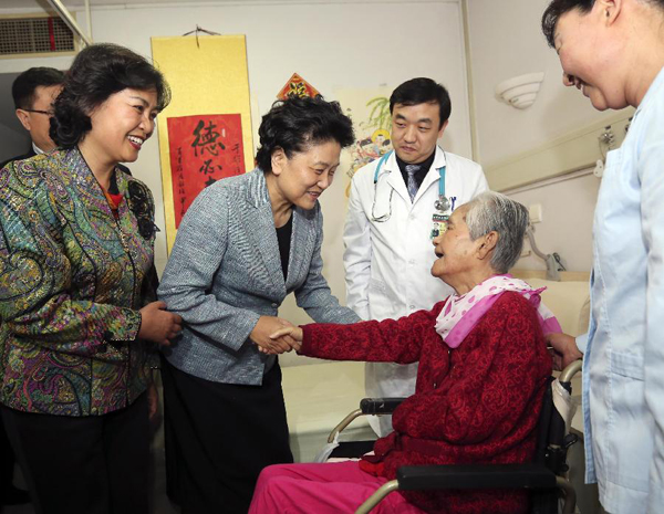 Chinese Vice Premier Liu Yandong (2nd L) visits a senior citizen named Yu Fei during a national free clinic week activity at a retirement home in Beijing, capital of China, on Oct. 13, 2013, the Seniors' Day, also the traditional Double-Ninth Festival. [Xinhua]