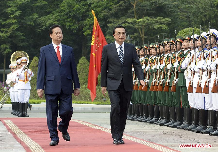 Visiting Chinese Premier Li Keqiang (R) attends the welcoming ceremony hosted by his Vietnamese counterpart Nguyen Tan Dung prior to their talks in Hanoi, Vietnam, Oct. 13, 2013. Li held talks with Nguyen Tan Dung in Hanoi on Sunday. 