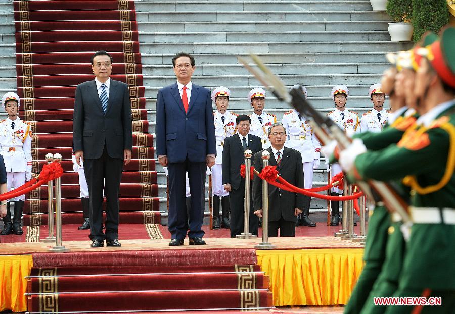 Visiting Chinese Premier Li Keqiang (L) attends the welcoming ceremony hosted by his Vietnamese counterpart Nguyen Tan Dung prior to their talks in Hanoi, Vietnam, Oct. 13, 2013. Li held talks with Nguyen Tan Dung in Hanoi on Sunday.