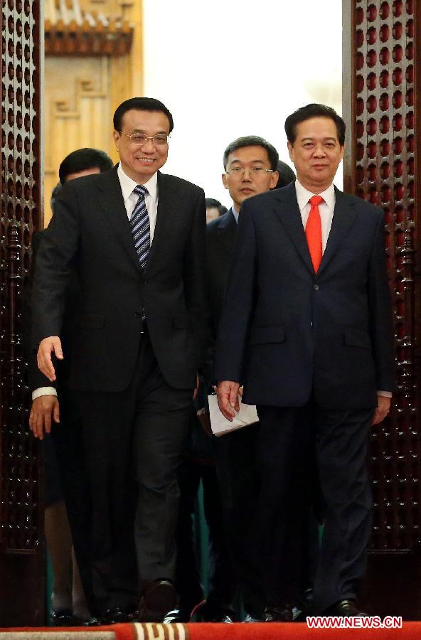 Visiting Chinese Premier Li Keqiang (L) walks out of the conference hall with his Vietnamese counterpart Nguyen Tan Dung after their talks in Hanoi, Vietnam, Oct. 13, 2013. Li held talks with Nguyen Tan Dung in Hanoi on Sunday.