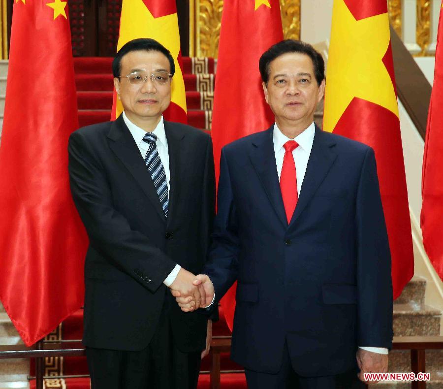 Visiting Chinese Premier Li Keqiang (L) holds talks with his Vietnamese counterpart Nguyen Tan Dung in Hanoi, Vietnam, Oct. 13, 2013. 