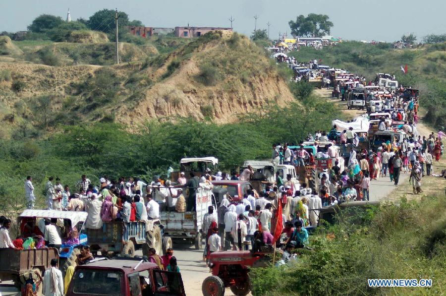 Picture taken before a stampede showing thousands of worshipers going to visit a temple in Datia district in Madhya Pradesh state, India, Oct. 13, 2013. At least 50 people were killed and more than 100 others injured in the stampede in the central Indian state of Madhya Pradesh Sunday, a senior police official said.