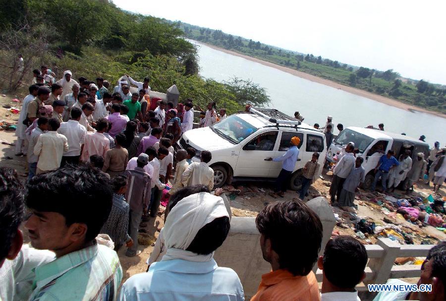 Local people gather at a stampede site in Datia district of Madhya Pradesh state, India, Oct. 13, 2013. At least 50 people were killed and more than 100 others injured in the stampede in the central Indian state of Madhya Pradesh Sunday, a senior police official said. 