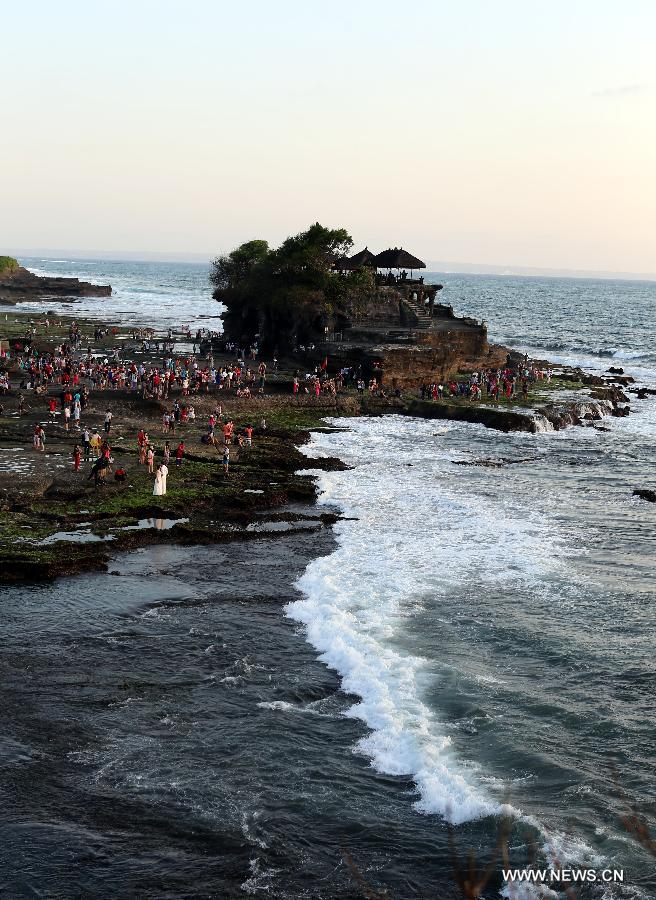 Photo taken on Oct. 5 shows tourists visiting Tanah Lot in Bali, Indonesia. Bali is an island and a province of Indonesia, which is located at the westernmost end of the Lesser Sunda Islands. Being a tourist heaven for decades, the island has seen a further surge in tourist numbers in recent years