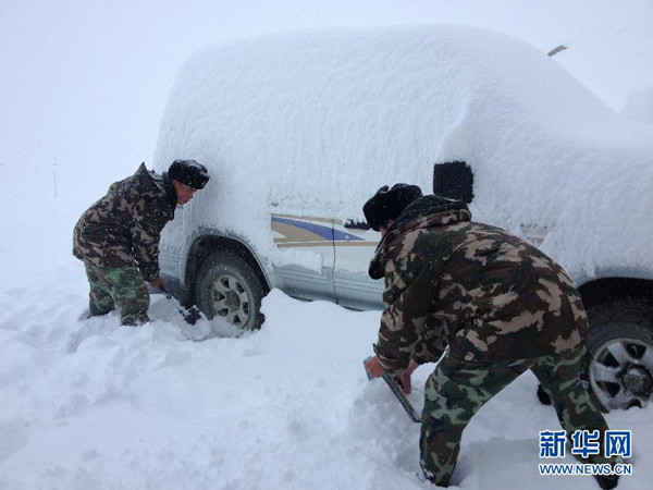 Rescuers have evacuated the 86 tourists from a base camp on Mount Qomolangma and a nearby monastery where they had been stranded amid heavy snow on Monday, local authorities said.