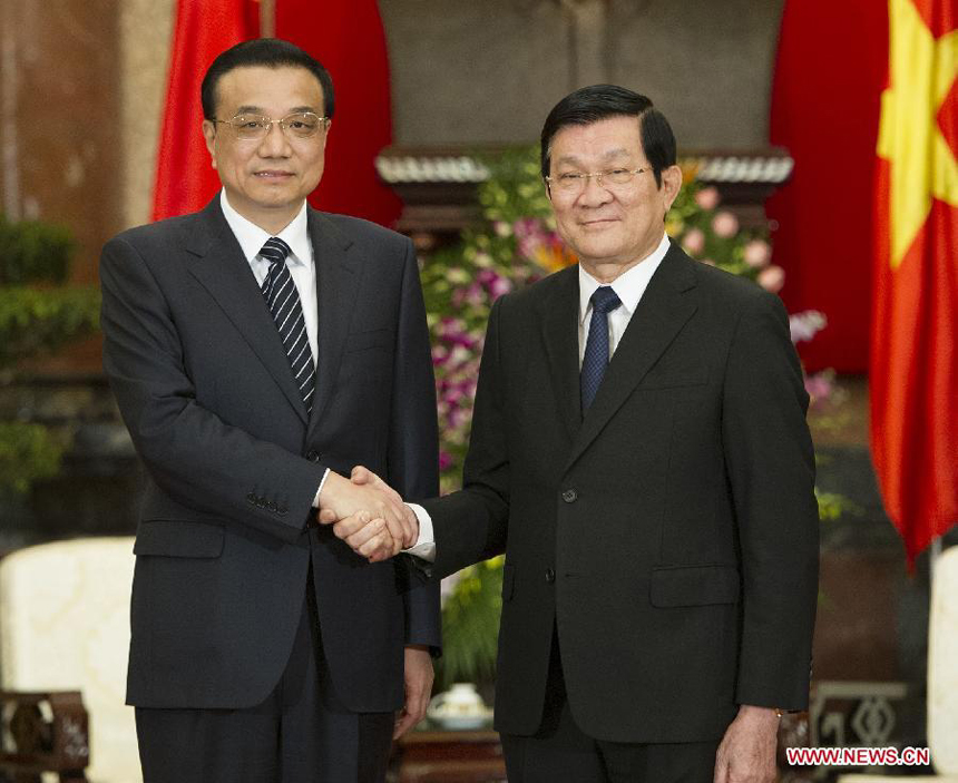 Chinese Premier Li Keqiang (L) meets with Vietnamese President Truong Tan Sang in Hanoi, Vietnam, Oct. 14, 2013. 