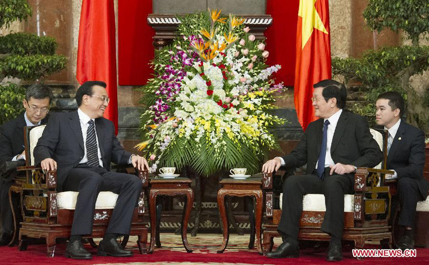 Chinese Premier Li Keqiang (L, front) meets with Vietnamese President Truong Tan Sang in Hanoi, Vietnam, Oct. 14, 2013. 