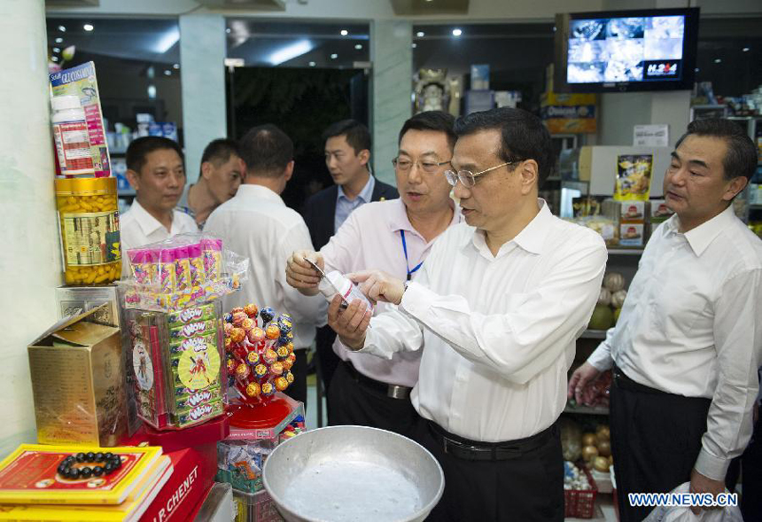 Chinese Premier Li Keqiang (2nd R) shops at a local store near his hotel in Hanoi, Vietnam, Oct. 14, 2013. Li landed here Sunday for an official visit to Vietnam. 