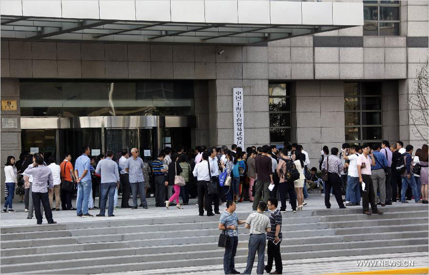 People queue up outside the service lobby of Shanghai Free Trade Zone (FTZ) in Shanghai, east China, Oct. 14, 2013. The newly-launched Shanghai pilot free trade zone (FTZ) started offering enterprise registration service recently.
