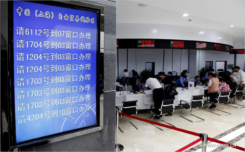 People ask for advice and information about enterprise registration application at the service lobby of Shanghai Free Trade Zone (FTZ) in Shanghai, east China, Oct. 14, 2013. The newly-launched Shanghai pilot free trade zone (FTZ) started offering enterprise registration service recently. 