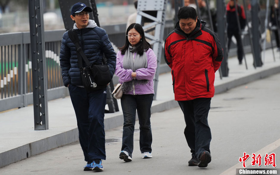 A strong cold front from the north brings down temperature in many parts of China. 