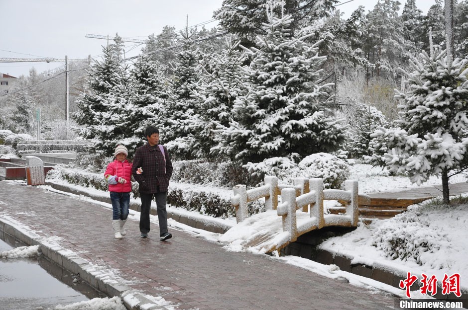 A strong cold front from the north brings down temperature in many parts of China. 