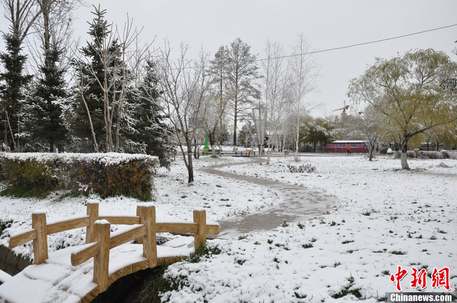 A strong cold front from the north brings down temperature in many parts of China. 