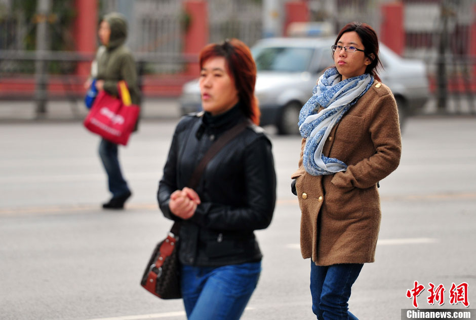 A strong cold front from the north brings down temperature in many parts of China. 