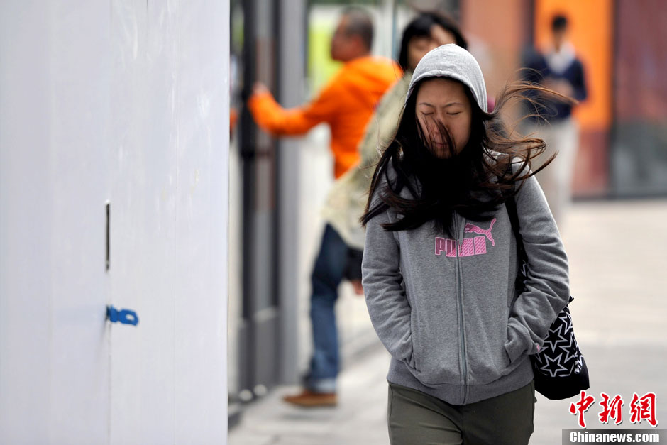 A strong cold front from the north brings down temperature in many parts of China. 