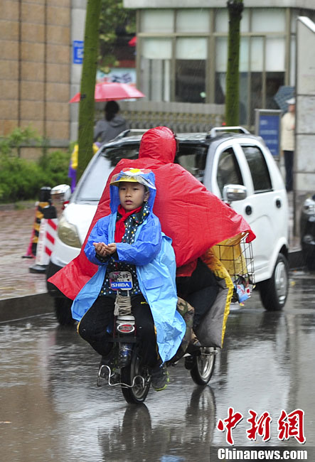 A strong cold front from the north brings down temperature in many parts of China. 