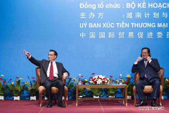 Chinese Premier Li Keqiang (L) speaks at a luncheon attended by Vietnamese Prime Minister Nguyen Tan Dung and representatives of the two countries' business communities, in Hanoi, Vietnam, Oct. 15, 2013. [Huang Jingwen/Xinhua]