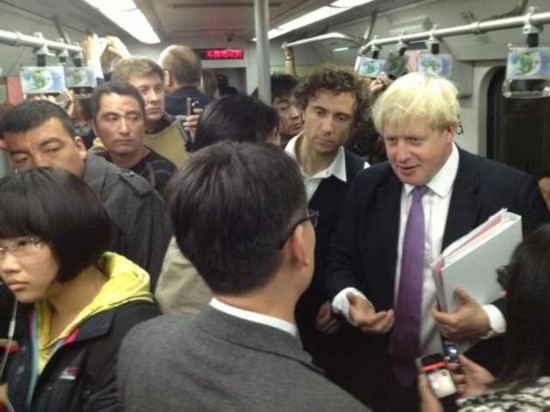 伦敦市长体验北京地铁1号线：干净有序就是人多