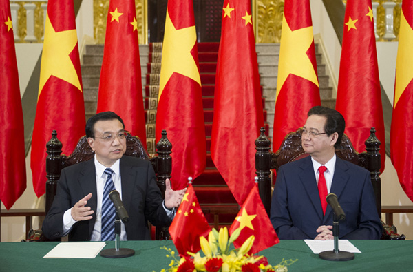 Visiting Chinese Premier Li Keqiang (L) holds talks with his Vietnamese counterpart Nguyen Tan Dung in Hanoi, Vietnam, Oct. 13, 2013. [Xinhua photo]