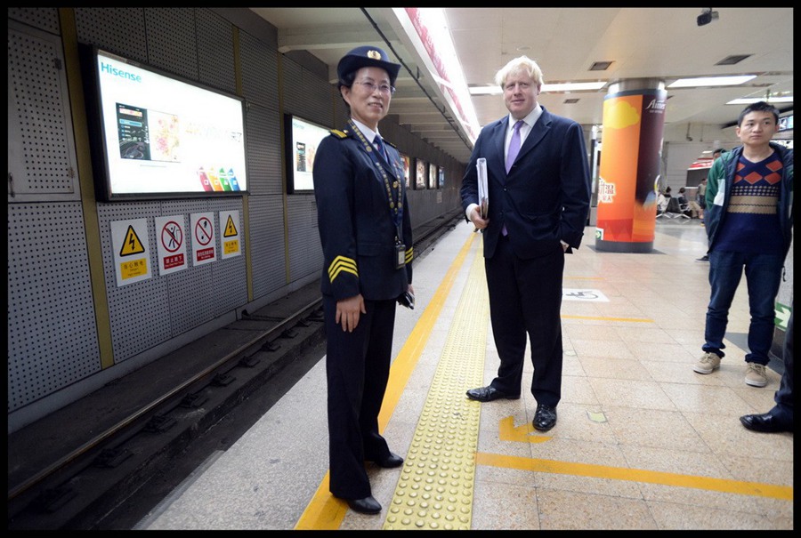 伦敦市长体验北京地铁感叹人多 称2元便宜