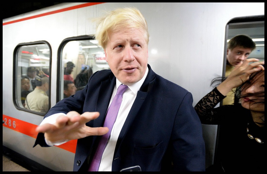 伦敦市长体验北京地铁感叹人多 称2元便宜