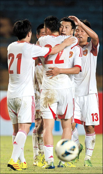 China’s Wu Xi (second right) and teammates celebrate after a goal against Indonesia during their AFC Asian Cup football qualifying match last night in Jakarta. The game ended in a 1-1 draw, denting China’s chances of qualifying for the 2015 tournament.