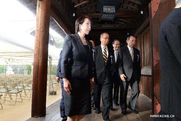 Japanese lawmakers visit the war-linked controversial Yasukuni Shrine for worship, in Tokyo, on Oct. 18, 2013. [Ma Ping/Xinhua]
