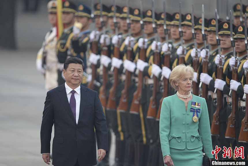 Chinese President Xi Jinping (L) holds a welcoming ceremony for Governor-General of Australia Quentin Bryce (R) in Beijing, capital of China, Oct. 17, 2013. Xi met with Quentin Bryce in Beijing on Thursday.