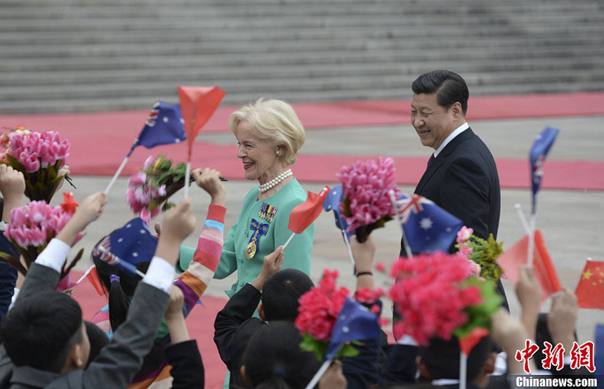 Chinese President Xi Jinping holds a welcoming ceremony for Governor-General of Australia Quentin Bryce (R) in Beijing, capital of China, Oct. 17, 2013. Xi met with Quentin Bryce in Beijing on Thursday.