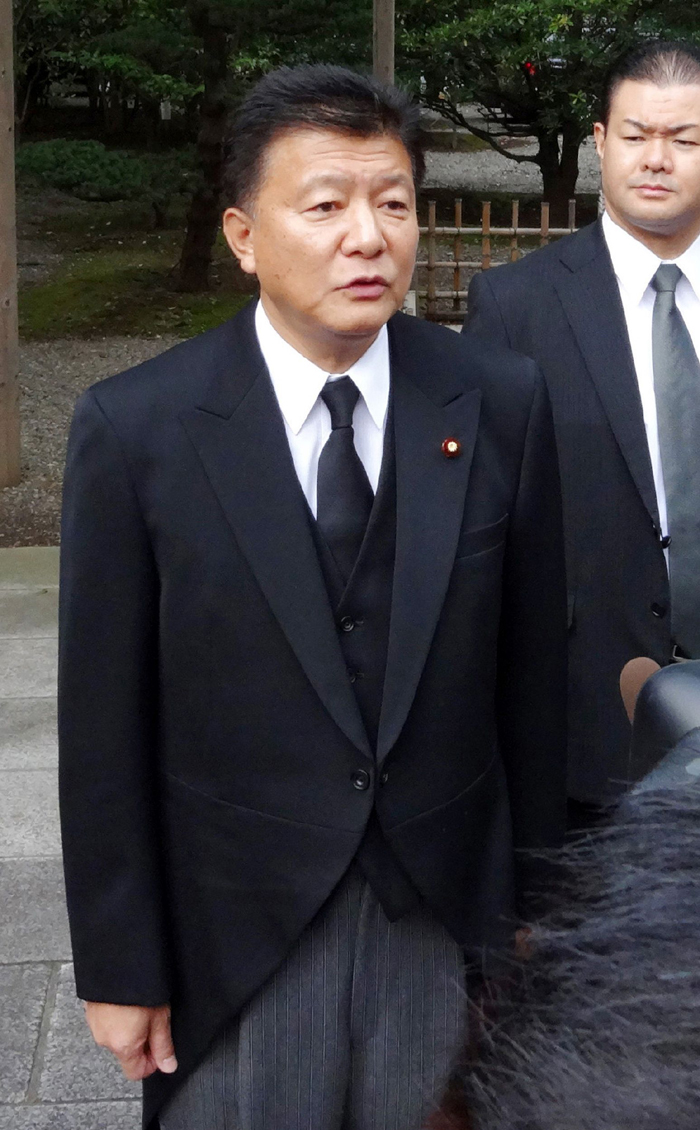 Japanese lawmakers are led by a Shinto priest as they visit the war-linked controversial Yasukuni Shrine for worship, in Tokyo, on Oct. 18, 2013. [Photo/Xinhua]