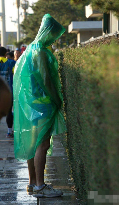 Marathon Runners Pee Against Wall Cn 6147