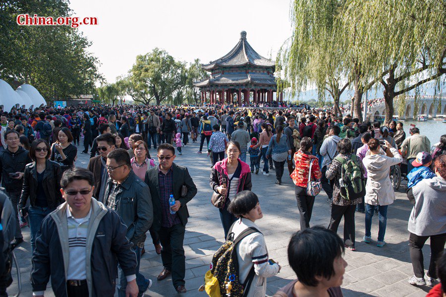 Some 4,0000 visitors rush into the Summer Palace in Beijing on Sunday, the last weekend day before the iconic Giant Rubber Duck will leave Beijing on October 26. [Photo / Chen Boyuan / China.org.cn]