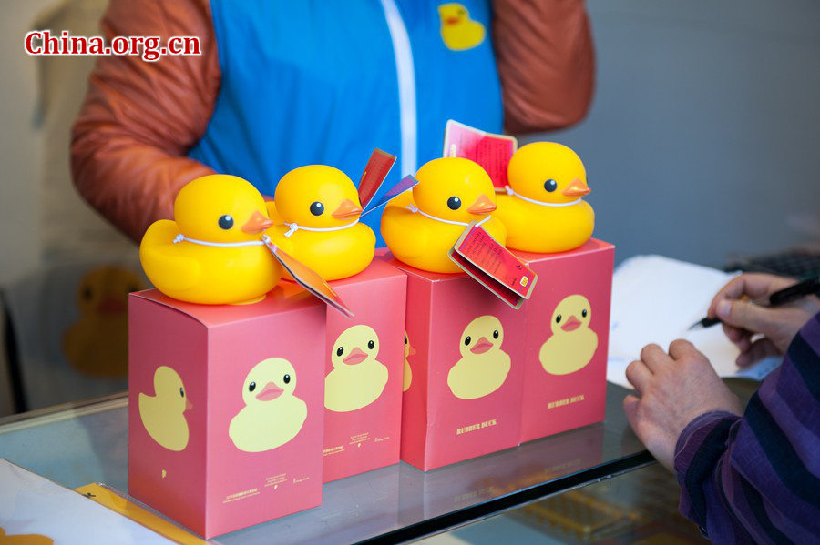Visitors line up to purchase authentic miniature of the Rubber Duck at the Summer Palace in Beijing on Sunday. [Photo / Chen Boyuan / China.org.cn]