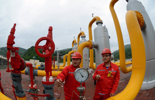 Workers inspect equipment at a natural gas plant in Sichuan province. China's natural gas demand will reach almost 400 billion cubic meters a year by 2025, according to a GE report. [Photo / Provided to China Daily] 