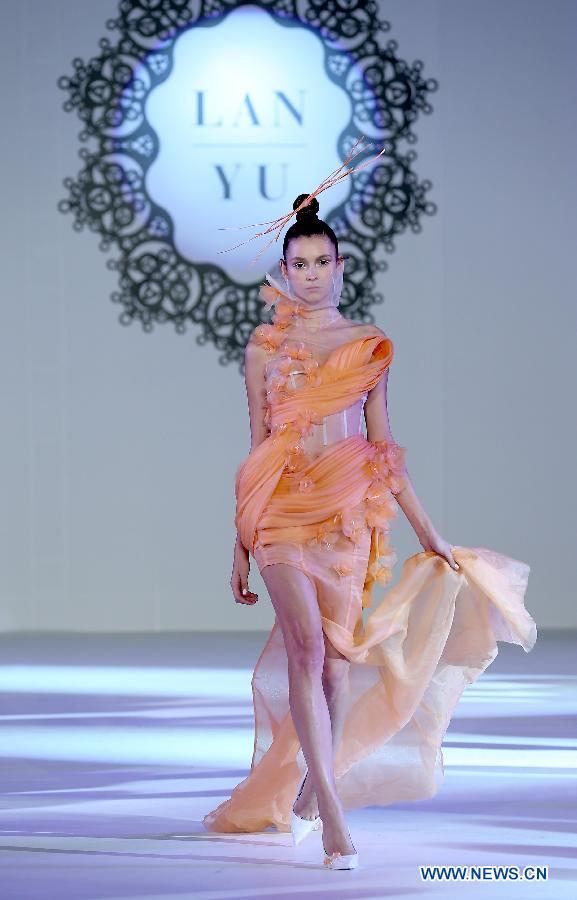 Lan Yu&apos;s creations presented at fashion show in Beijing